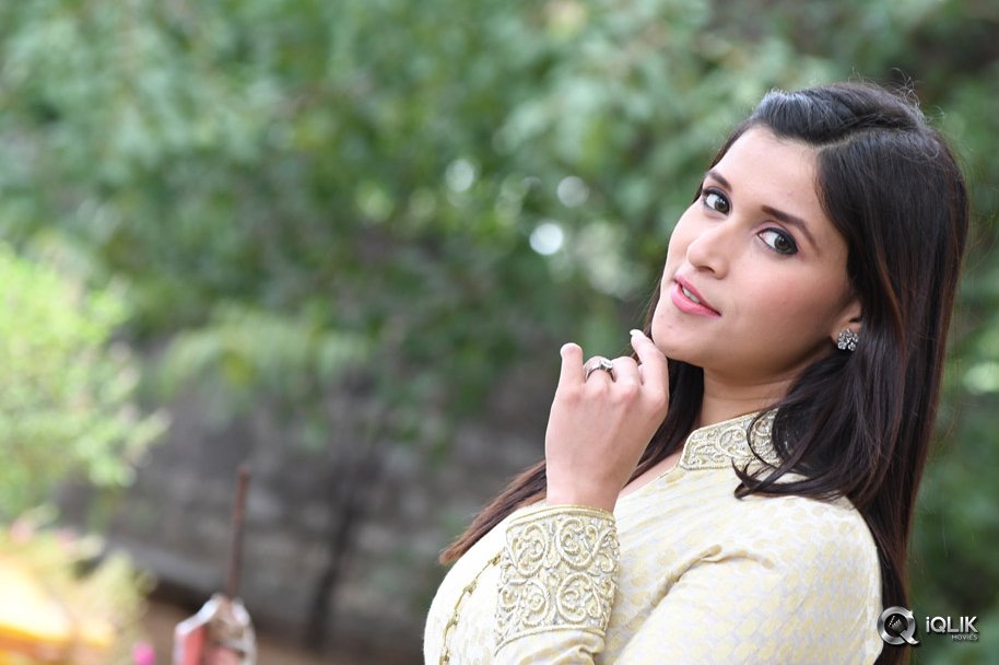 Mannara-Chopra-at-Thikka-Movie-Motion-Poster-Launch